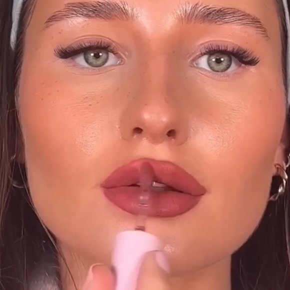 GLOSSIER G Suit Soft Touch Lip Creme LANE - Picture 5 of 12